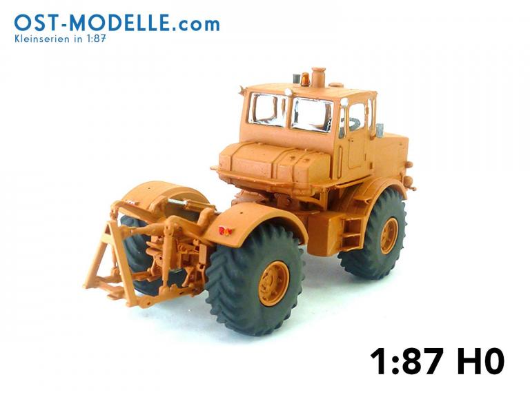 Traktor Kirovets K700 gelborange mit Motorverkleidung